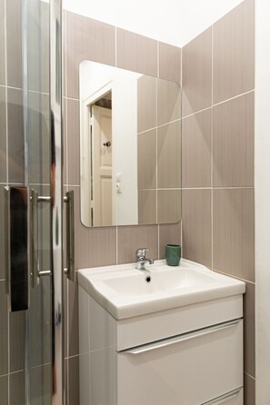 Dusch, hårtork, handdukar och tvål