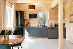 Fridge, microwave, oven, stovetop - Manialand - Gemütliche Holzhütte Nahe Krakau (Paszkówka)