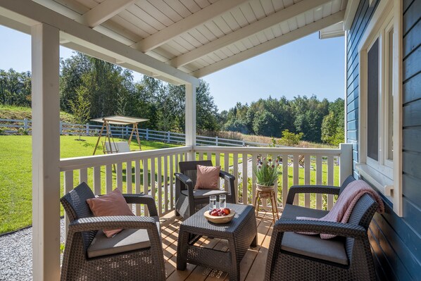Terrace/patio - Manialand - Gemütliche Holzhütte Nahe Krakau (Paszkówka)
