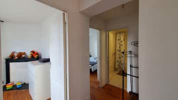 2 slaapkamers, een bureau, reisbedje, gratis wifi