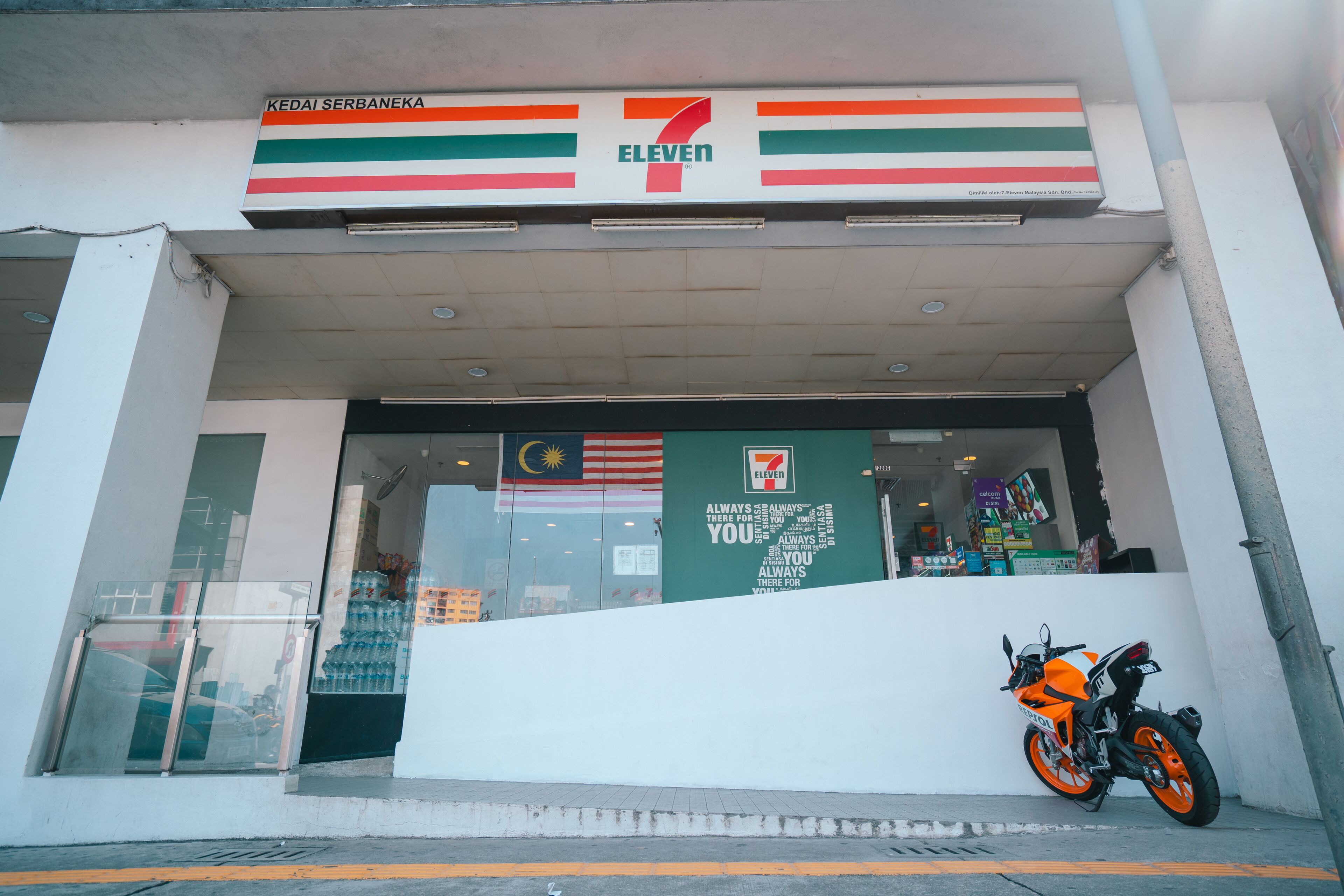 Ein 7-Eleven-Laden mit einem Motorrad vor der Tür.