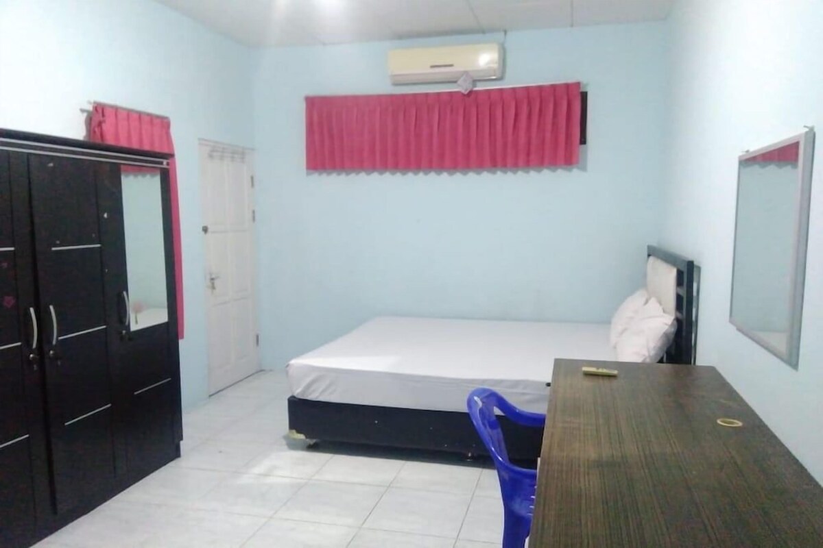 Laptop workspace, free WiFi, bed sheets
