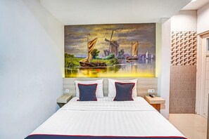 Laptop workspace, free WiFi, bed sheets - Hotel O Gardenia Boarding House (Purwokerto)