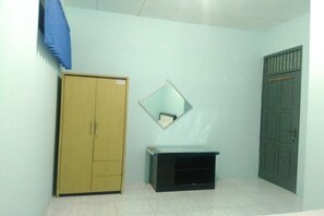 Standard Double Room | Laptop workspace, free WiFi, bed sheets - Hotel O Gardenia Boarding House (Purwokerto)