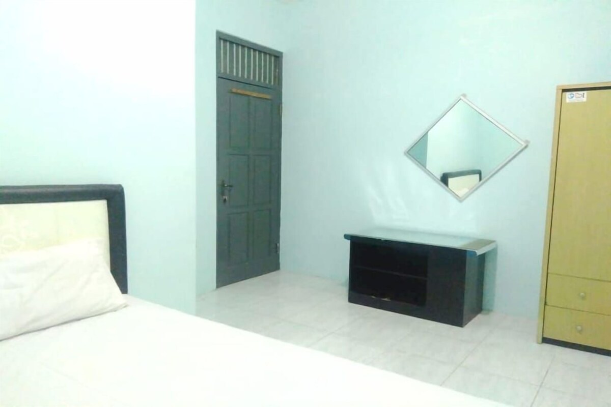Laptop workspace, free WiFi, bed sheets
