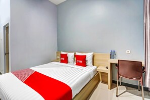 Deluxe Double Room - OYO Titik Koma Guest House (Surabaya)