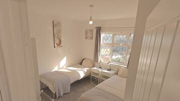 House | 4 bedrooms, free WiFi, bed sheets