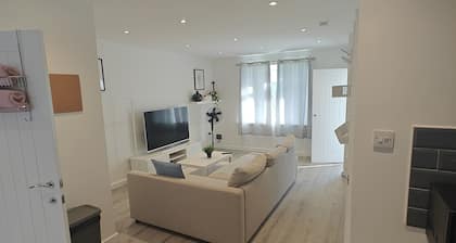 4-bed House in Southampton Ideal For Contractors