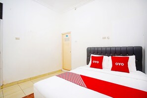 Deluxe Double Room | Laptop workspace, free WiFi, bed sheets - OYO 91460 Guest House Kencana Syariah (Bandar Lampung)