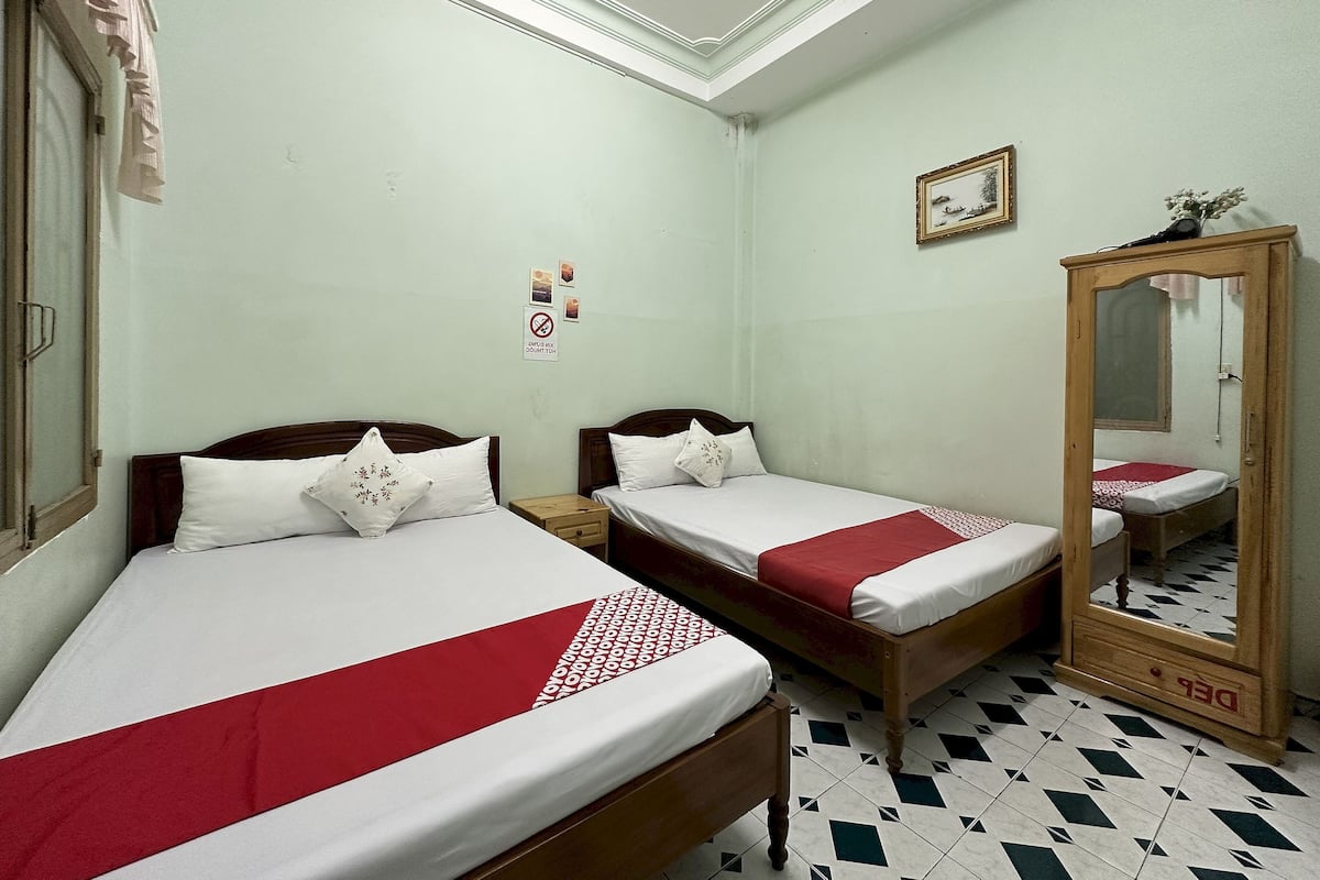 Superior Room | 1 bedroom, desk, laptop workspace, blackout drapes