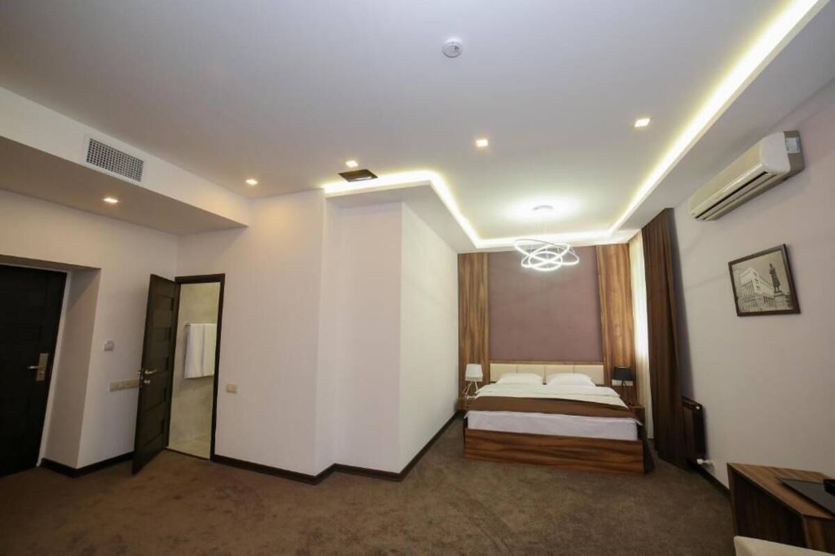 Comfort Suite | In-room safe, blackout drapes, soundproofing, iron/ironing board