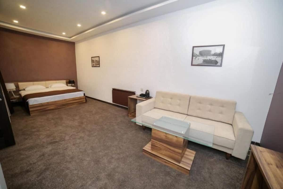 Comfort tweepersoonskamer | 1 slaapkamer, een kluis op de kamer, verduisterende gordijnen