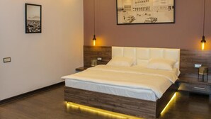 Deluxe Suite | In-room safe, blackout drapes, soundproofing, iron/ironing board - Moscow Boutique Hotel (Yerevan)
