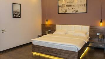 Deluxe Suite | 1 bedroom, in-room safe, blackout drapes, soundproofing