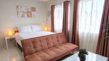 Signature Studio, 1 Katil Ratu (Queen) dengan Katil Sofa, Non Smoking, Mountain View | Ruang tamu | 55 inci sebuah televisyen pintar dengan kabel, Netflix