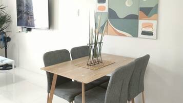 Signature Studio, 1 Queen Bed with Sofa bed, Non Smoking, Mountain View | In-room dining