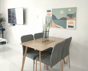 Estudio Prestigio, 1 cama Queen size y sofá cama, para no fumadores, vista a la montaña | Servicio a la habitación
