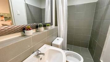 Signature Studio, 1 Queen Bed with Sofa bed, Non Smoking, Mountain View | Bathroom | Shower, free toiletries, hair dryer, bidet