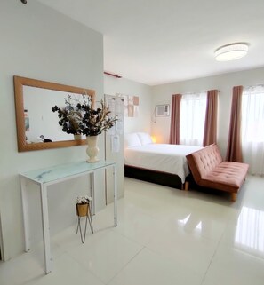 Signature Studio, 1 Queen Bed with Sofa bed, Non Smoking, Mountain View | Living area | 55-inch Smart TV with cable channels, Netflix, streaming services