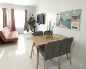 Estudi destacat, 1 llit de matrimoni i sofà llit, no fumadors, vistes a la muntanya | Zona de menjador de l'habitació