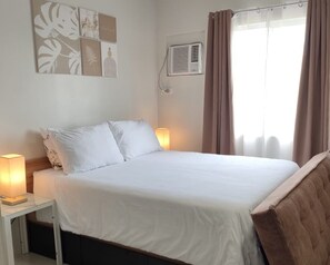 Studio có thiết kế đặc trưng, 1 giường cỡ queen và sofa giường, không hút thuốc, quang cảnh núi | Khu phòng khách | Smart TV 55-inch có truyền hình cáp, Netflix, dịch vụ stream