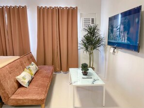 Studio có thiết kế đặc trưng, 1 giường cỡ queen và sofa giường, không hút thuốc, quang cảnh núi | Phòng khách | Smart TV 55-inch có truyền hình cáp, Netflix, dịch vụ stream 