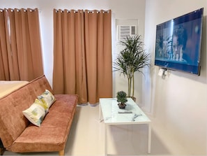 Signature-Studio, 1 Queen-Bett und Schlafsofa, Nichtraucher, Bergblick | Wohnzimmer