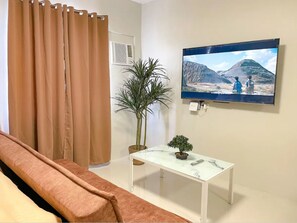 Signature-Studio, 1 Queen-Bett und Schlafsofa, Nichtraucher, Bergblick | Wohnzimmer