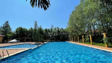 Hồ bơi ngoài trời