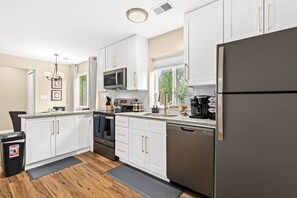 Jääkaappi, mikroaaltouuni, uuni, liesi