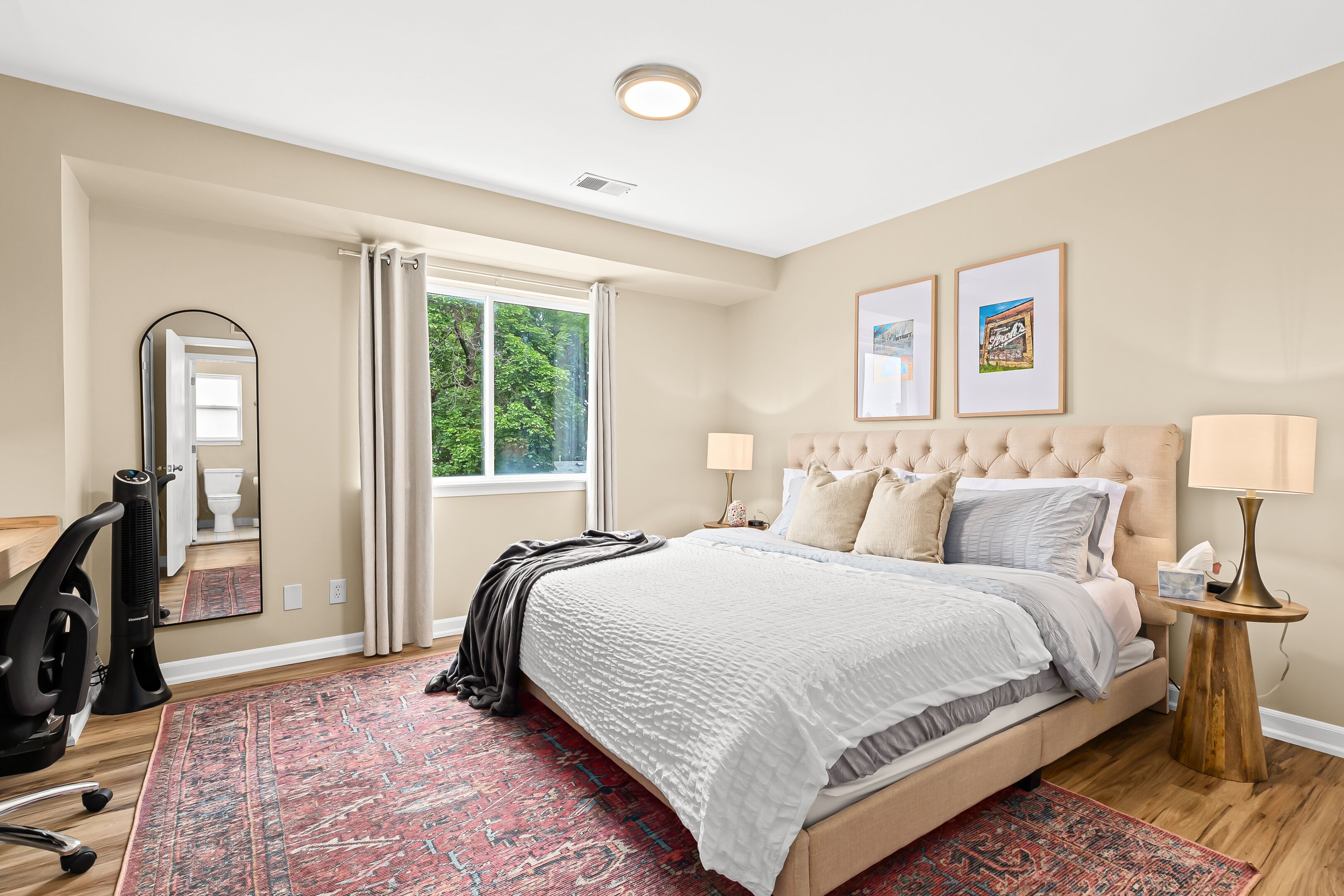 Modern 1BR Upper Flat | King Bed + In-Unit Laundry