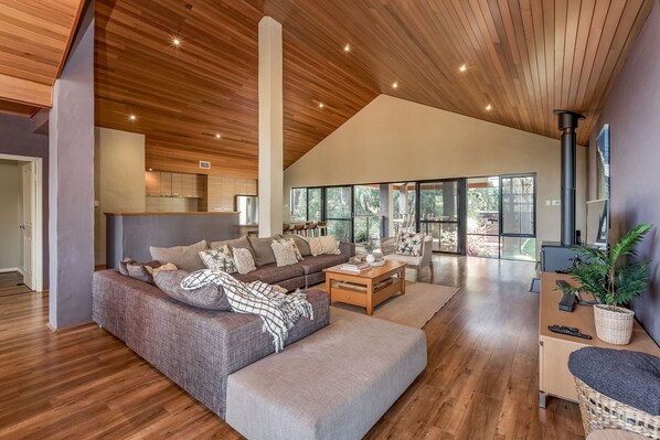 Smart TV, fireplace, table tennis, books - INCREDIBLE MULTI-FAMILY HOLIDAY HOME SITUATED IN LUSH NATURAL BUSHLAND (Dunsborough)