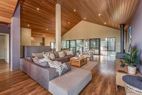 INCREDIBLE MULTI-FAMILY HOLIDAY HOME SITUATED IN LUSH NATURAL BUSHLAND