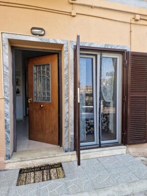 Exterior detail - Sweet Home (Santa Maria delle Mole)