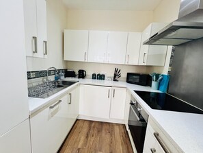 Private kitchen - 1-bed Apartment in Ealing - 2mins From Station (London)