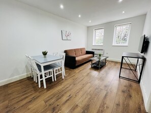 Apartment, 1 Queen Bed | Living area