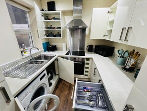 Appartement, 1 queensize bed | Privékeuken | Een koelkast, een magnetron, een oven, een kookplaat