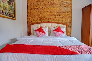 Laptop workspace, free WiFi, bed sheets