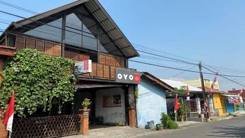 A building with a sign that reads "OYO" and a large window.