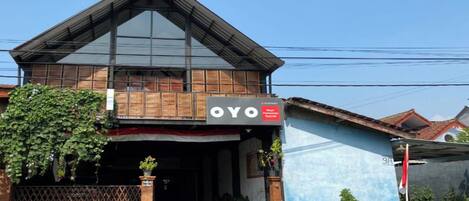 Un edificio de dos pisos con un letrero que dice "OYO".