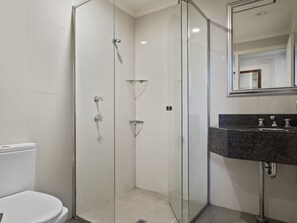 Shower, toilet paper - Azzurro Pod Hotel Darling Harbour (Pyrmont)