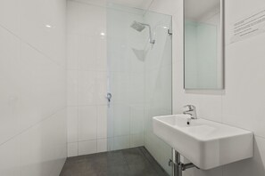 Mixed POD Shared Bathroom - 4 people Bedroom | Bathroom | Shower, toilet paper - Azzurro Pod Hotel Darling Harbour (Pyrmont)
