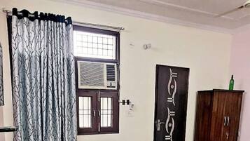 2 habitaciones, caja de seguridad en la habitación y escritorio