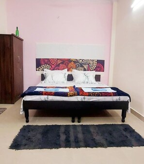2 bedrooms, in-room safe, desk, iron/ironing board - Peaceful Homestay in the Heart of Delhi.
Centrally located well connected.
(New Delhi)