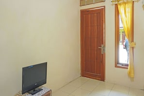 Laptop workspace, free WiFi, bed sheets - OYO 91762 Green Home Stay Syariah (Purwakarta)