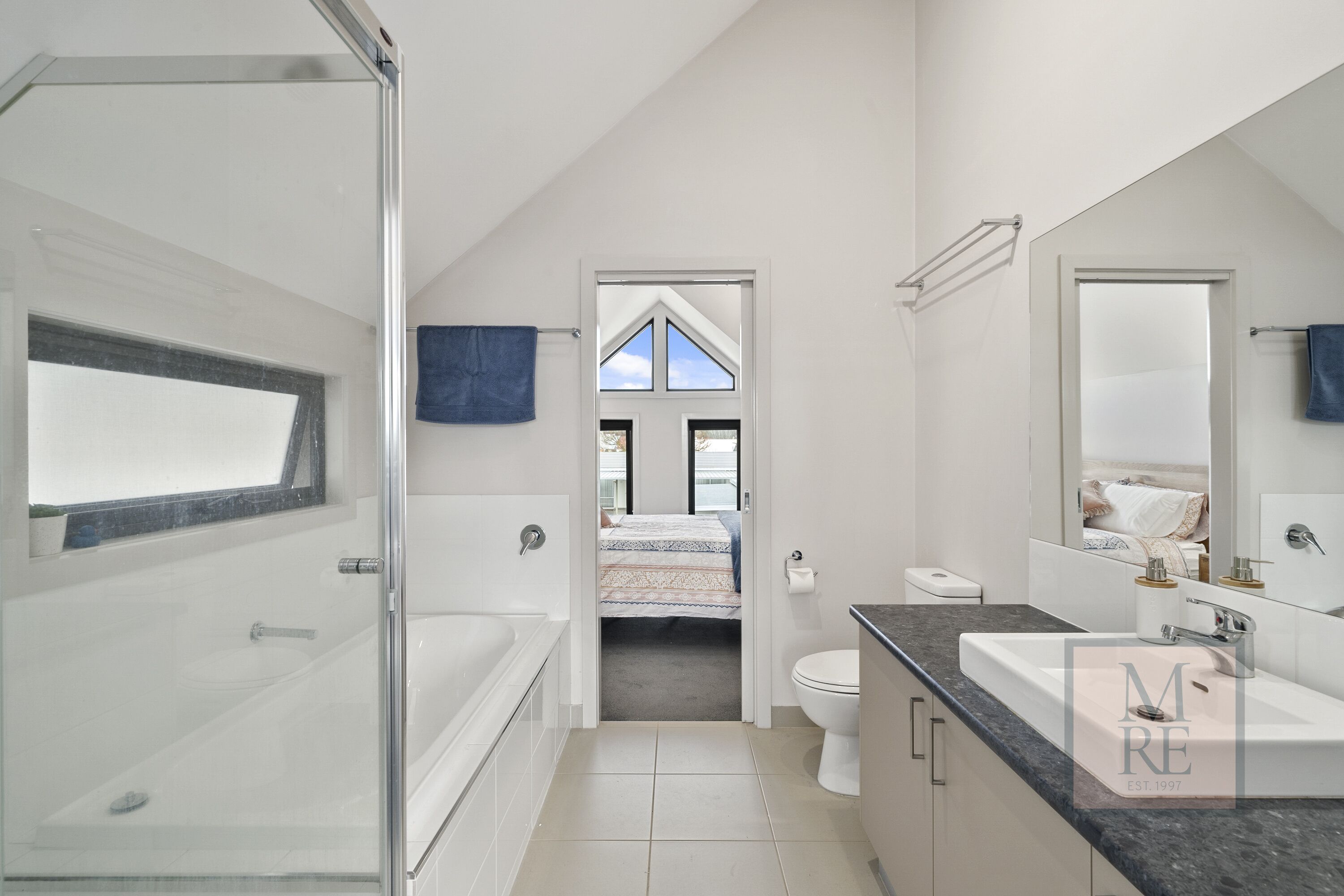 Baignoire, séchoir à cheveux, serviettes fournies