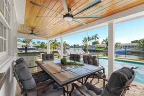 Outdoor dining - Pelican Point - Waterfront Villa with View, Pool & Boat Rental (Pompano Beach)