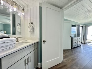 Combined shower/bathtub, towels - Gulfgate 102 - Pet Friendly Condo on the BEACH! (PANAMA CITY Beach)