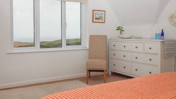 4 phòng ngủ, trang trí khác biệt