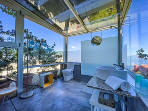 淋浴设施、吹风机、毛巾、肥皂